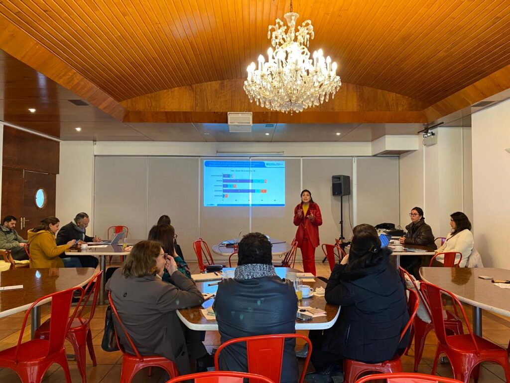 Constanza, profesional UAE en café exponiendo