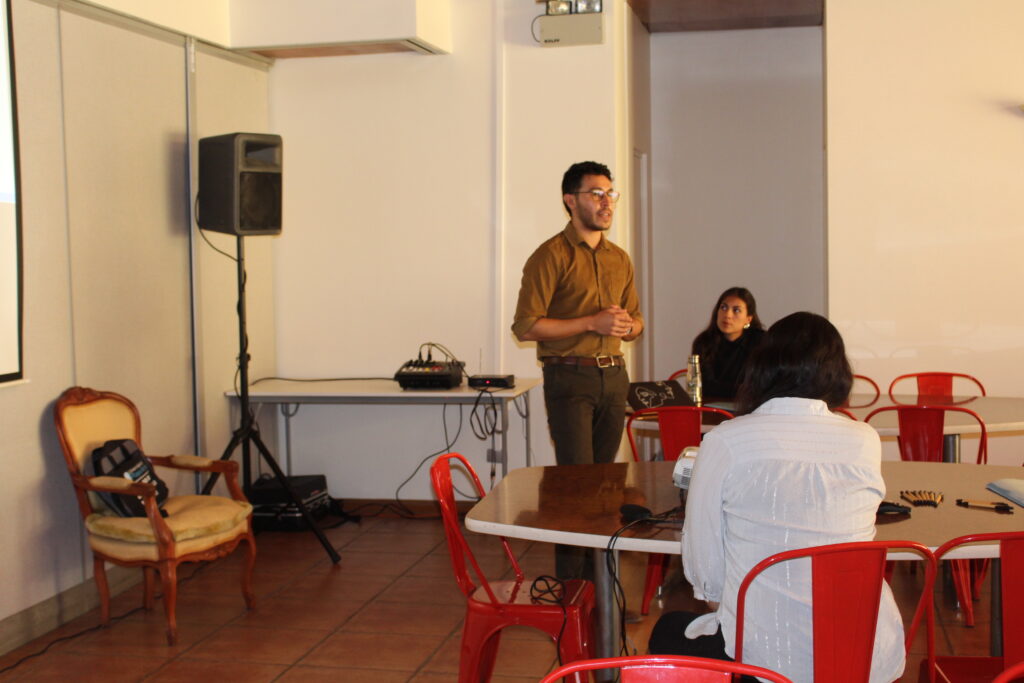 Diego, profesional UAE exponiendo