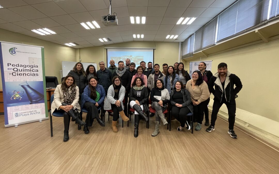Egresados de Pedagogía en Química y Ciencias se reunieron para compartir experiencias de docencia