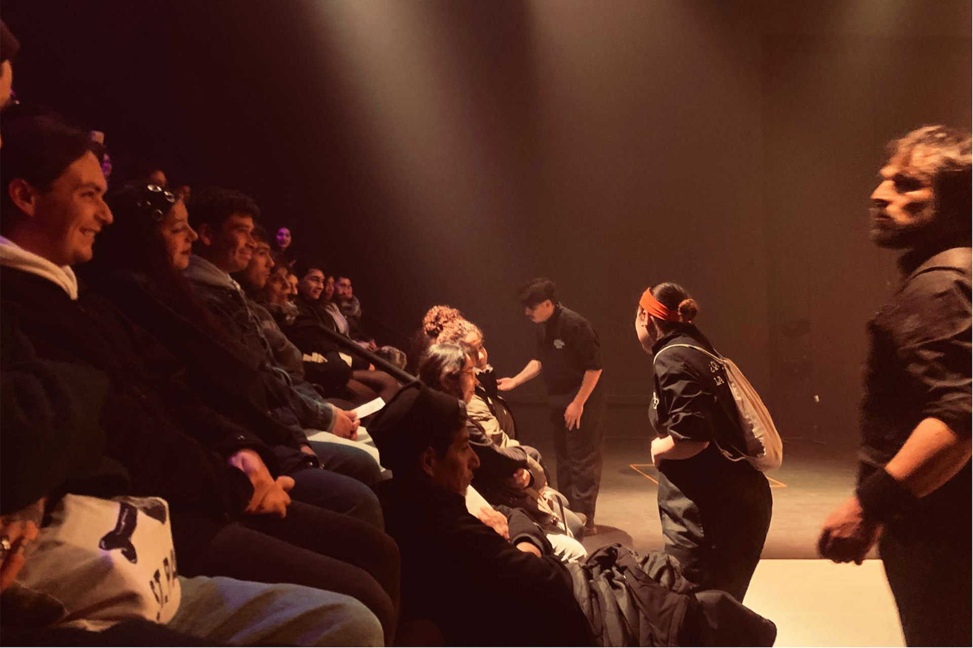 Escena de la obra ¿Quién tuvo la culpa?, adaptación de ¿Quién tuvo la culpa de la muerte de la María González? en la Sala de Arte Escénico de la Universidad de Playa Ancha (SAE-UPLA)