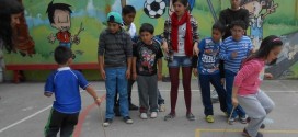 Voluntarios y niños
