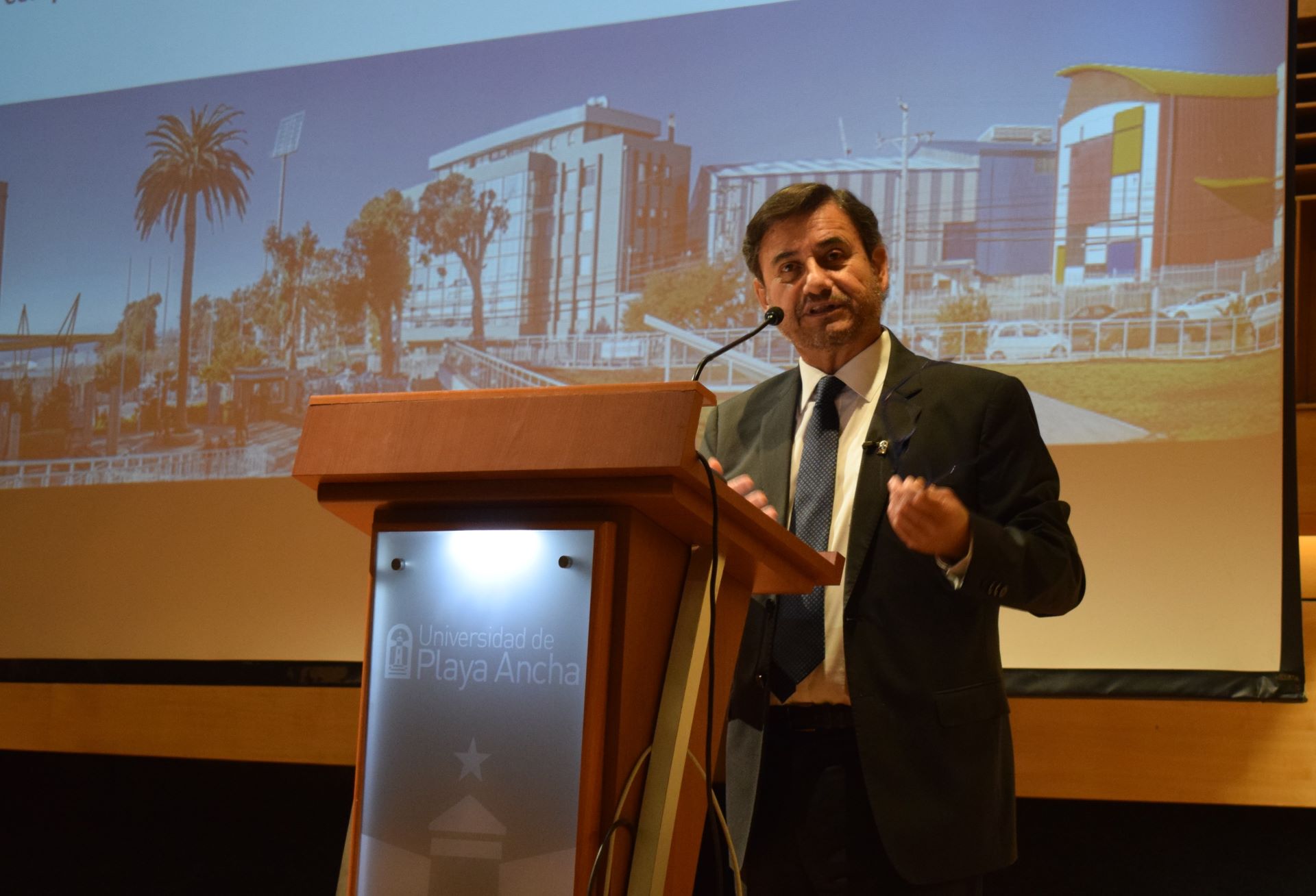 Rector Carlos González Morales