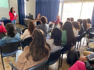 Estudiantes de la UPLA traducen al inglés el libro "Häxan" y firman acuerdo con su autora