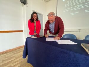 Estudiantes de la UPLA traducen al inglés el libro "Häxan" y firman acuerdo con su autora