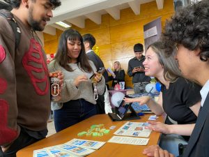 Estudiantes de Pedagogía en Inglés UPLA convierten su aula en una agencia de viajes