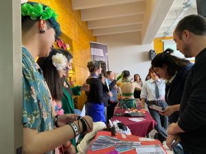 Estudiantes de Pedagogía en Inglés UPLA convierten su aula en una agencia de viajes