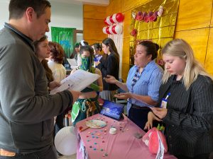 Estudiantes de Pedagogía en Inglés UPLA convierten su aula en una agencia de viajes