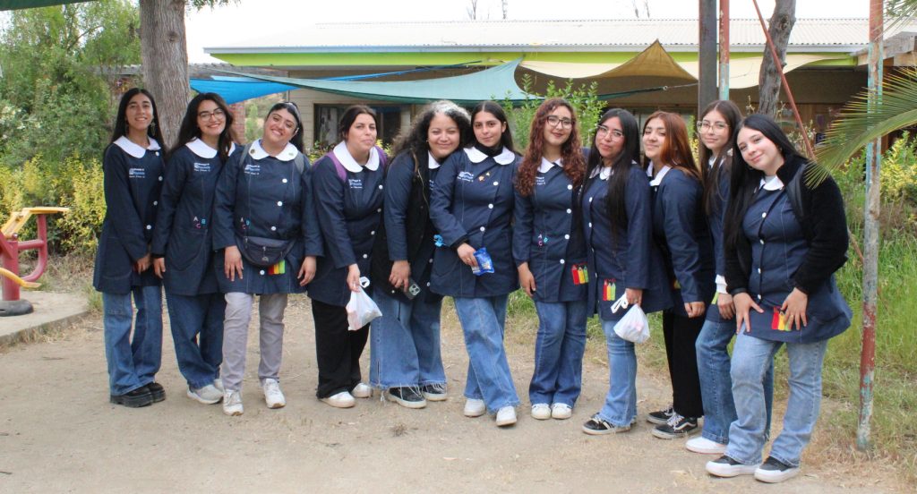 Estudiantes de Pedagogía en Educación Básica en patio de Escuela El Patagual G-399 de Villa Alemana