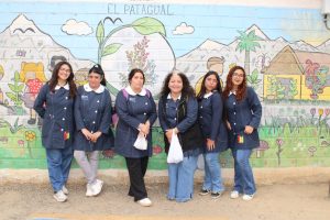Estudiantes de Pedagogía en Educación Básica en patio de Escuela El Patagual G-399 de Villa Alemana