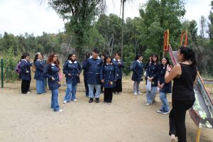 Estudiantes de Pedagogía en Educación Básica en patio de Escuela El Patagual G-399 de Villa Alemana