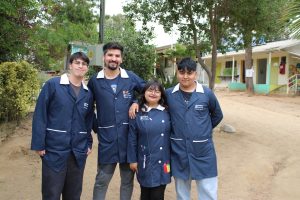 4 estudiantes de Pedagogía en Educación Básica en patio de Escuela El Patagual G-399 de Villa Alemana