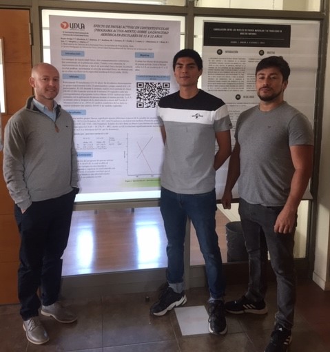 Foto Tomás Reyes y estudiantes