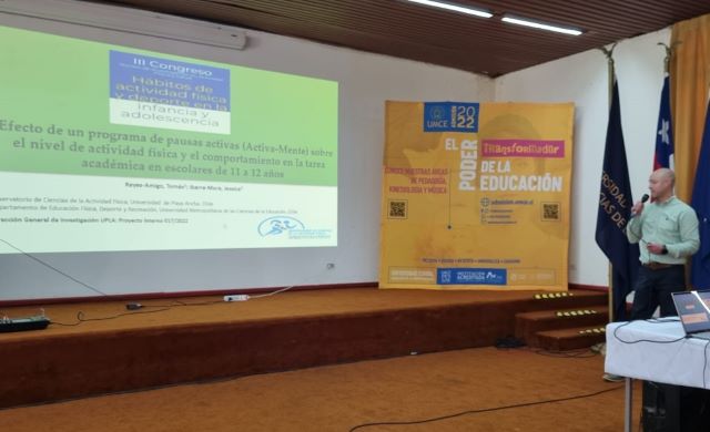 Doctor Tomás Reyes exponiendo en