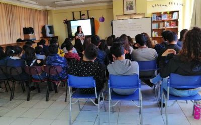 Dra. Cecilia Rivera difunde en colegio Guardiamarina Riquelme problema ambiental de Laguna Verde