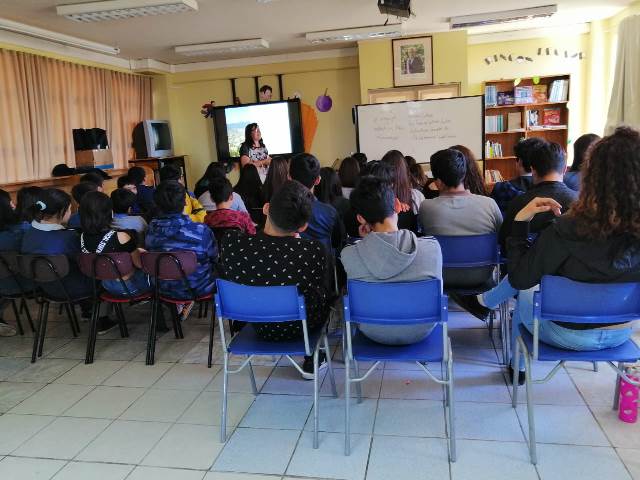 Dra. Cecilia Rivera difunde en colegio Guardiamarina Riquelme problema ambiental de Laguna Verde