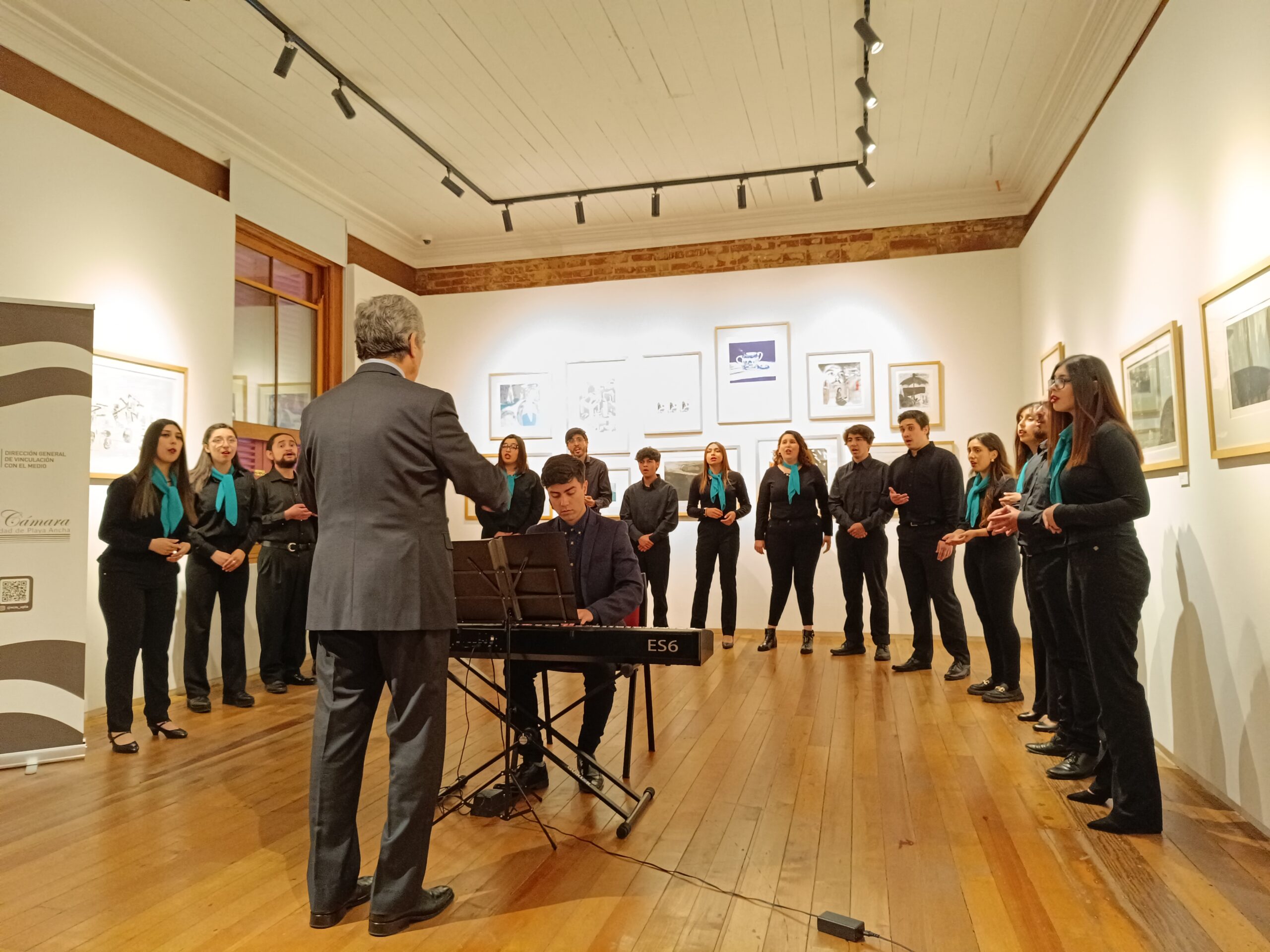 Coro de Cámara UPLA deleitó al público porteño en el segundo aniversario del Museo Universitario del Grabado