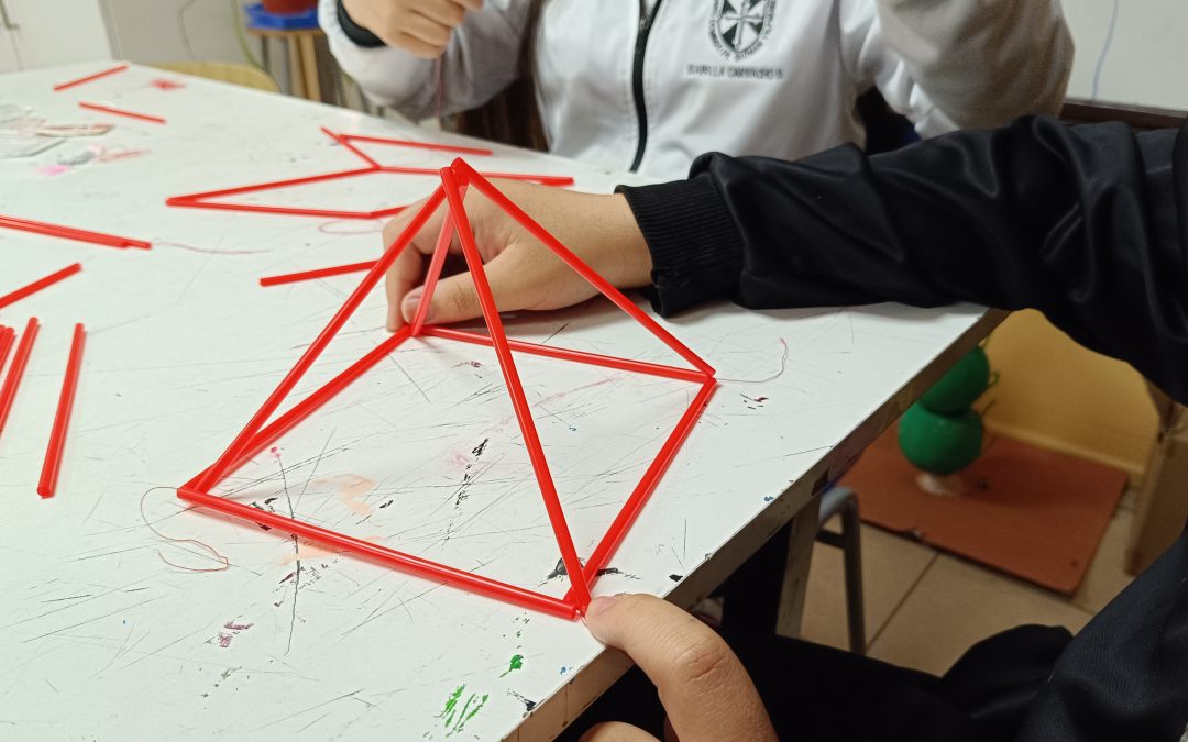 «Los patrones geométricos de la naturales en el arte del fierro forjado en las casas del siglo XIX, llevados al tradicional arte del grabado xilográfico aplicado en talleres escolares»