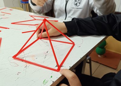 «Los patrones geométricos de la naturales en el arte del fierro forjado en las casas del siglo XIX, llevados al tradicional arte del grabado xilográfico aplicado en talleres escolares»