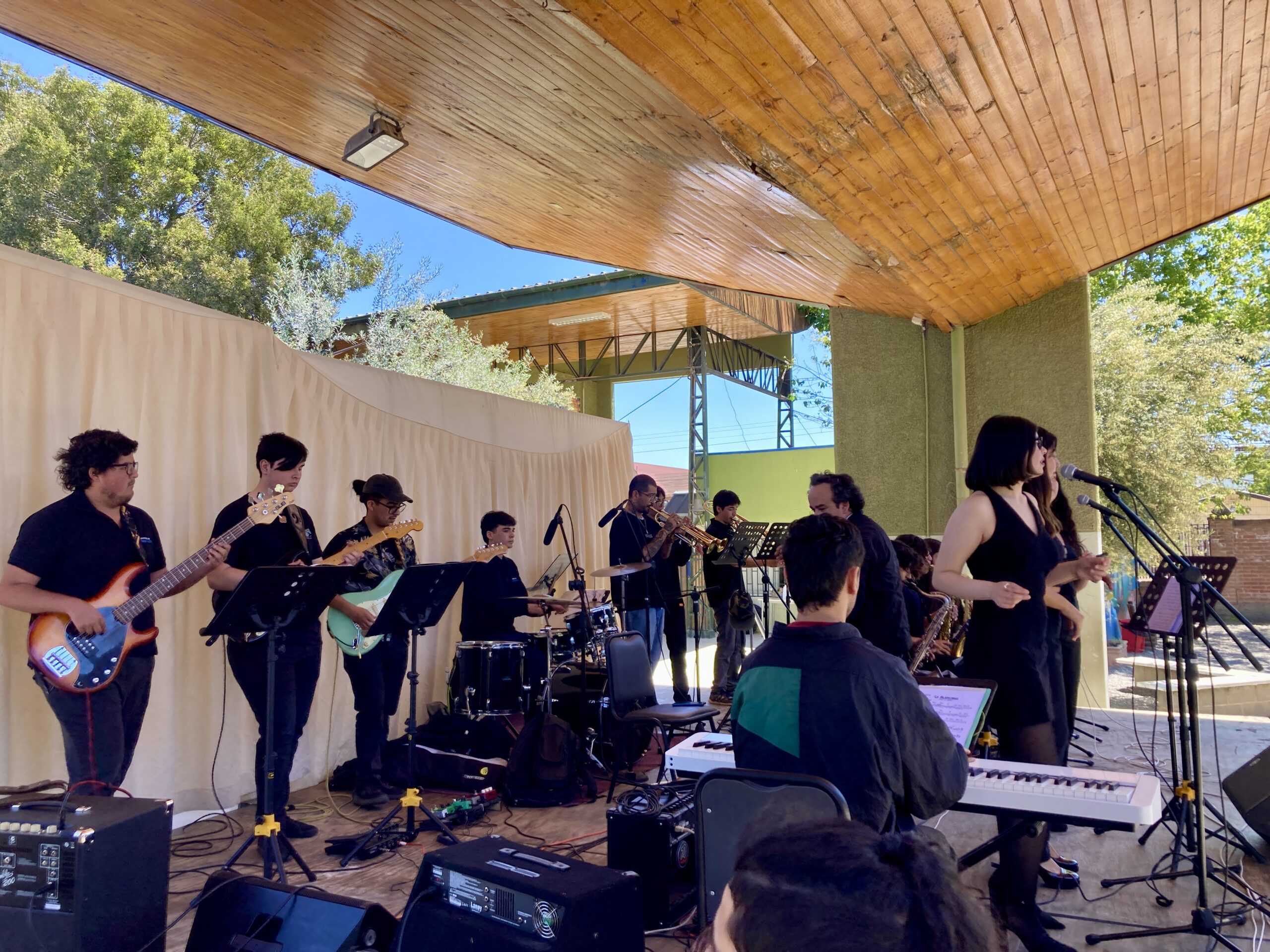 Big Band de la Universidad de Playa Ancha sorprende a estudiantes en el Liceo Bicentenario Mary Graham