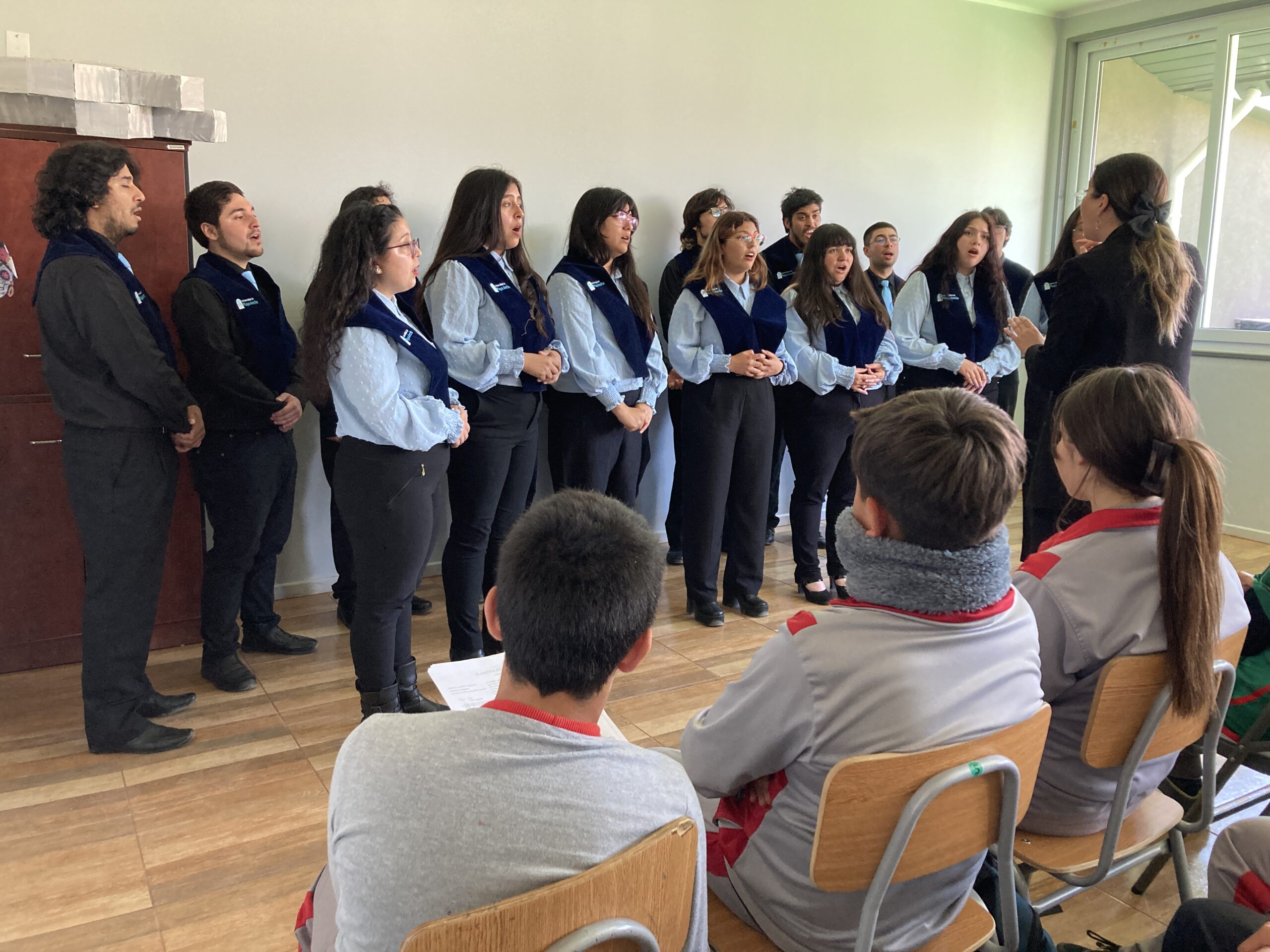 Coro de Cámara UPLA en la Escuela Rural San José: un encuentro íntimo y enriquecedor