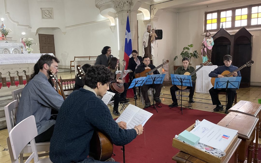 Semillero de Guitarras UPLA ofreció presentación en ceremonia de reconocimiento a formadores del Hospital Van Buren