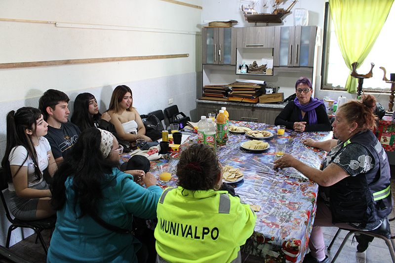 Estudiantes de sociología UPLA realizan encuentro con Agrupación de Mujeres de Caleta Diego Portales