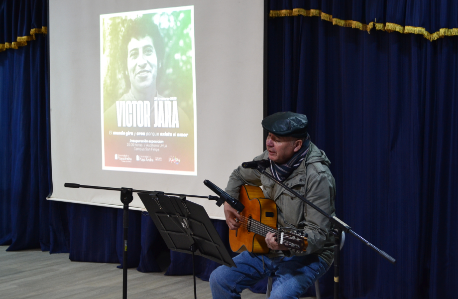 Sergio Esparza interpretando a Víctor Jara