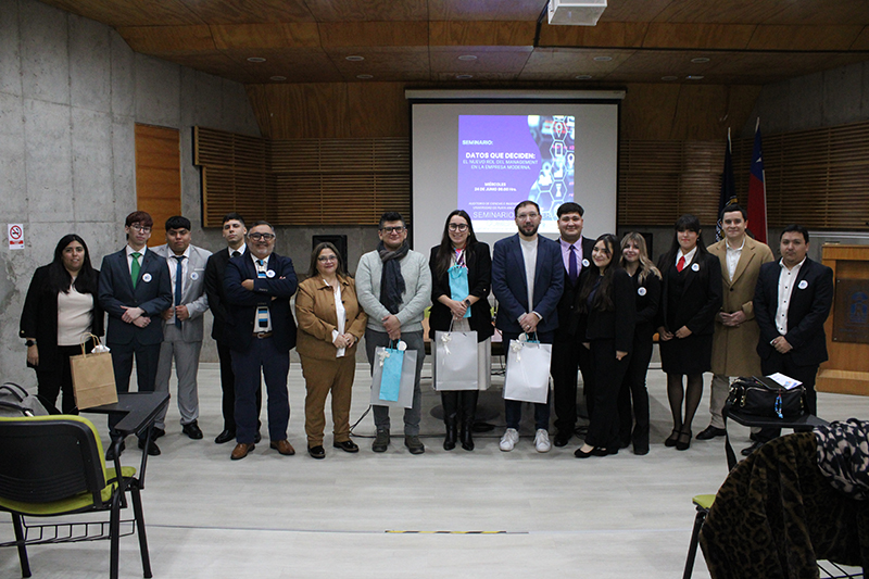 Estudiantes de Ingeniería Comercial realizaron seminario sobre el nuevo rol del manager en la empresa moderna