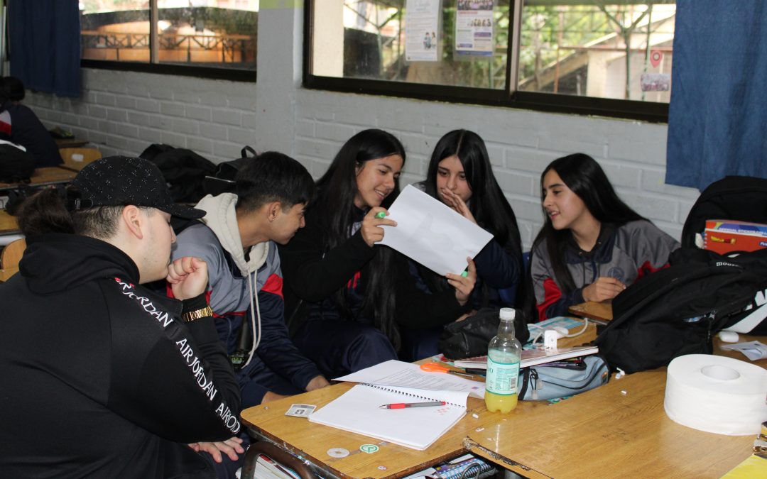 Estudiantes de Pedagogía en Biología fortalecen su formación docente mediante proyecto de Educación Sexual Integral en liceo de Valparaíso